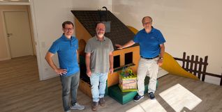 Dr. Florian Lepiorz (von links), Sebastian Schulreich und Dr. Markus Eder (hier vor dem Spielhaus in einem der beiden Wartezimmer) freuen sich, dass sie nun mehr Platz für ihre kleinen Patienten haben.
